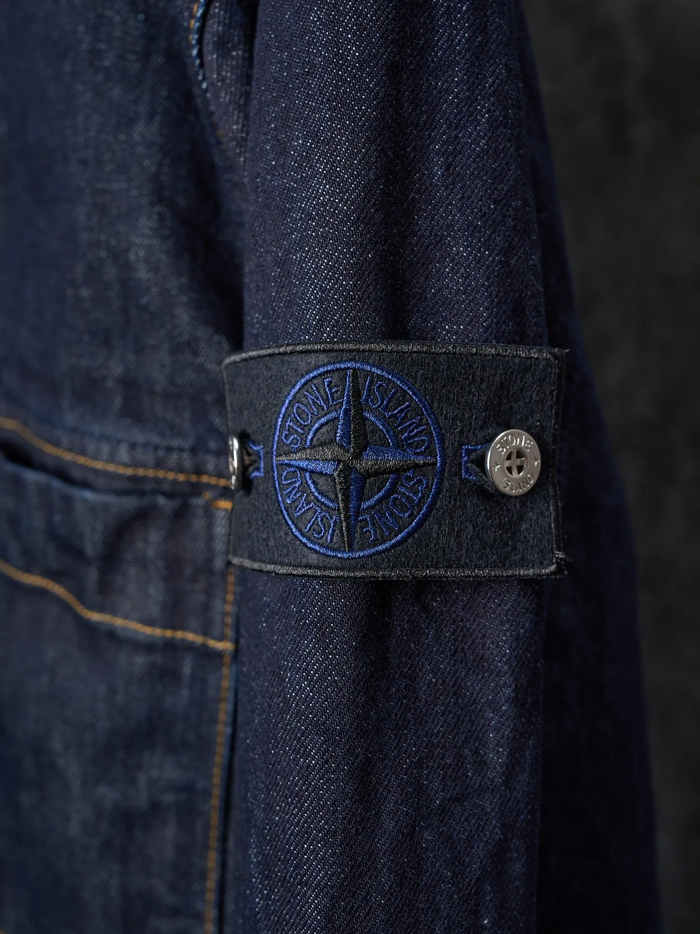 P510 Actual auction】Stonesland/Stone Island Badge Denim Jacket [Ready Stock] S M L Highlight the imprint of the brand. Simple lines outline neat silhouettes to outline a casual and free style. Workwear genes are infused with luxury DNA. Simple charm and versatile charm. Imported machine embroidery technology is used. Advanced computer control systems and sophisticated mechanical components are used to realize the Stonesland badge embroidery operation. High precision. The lines are smooth and delicate. The whole garment is washed with medium-high filtration. Use a special solution to remove stains and slight fading. Then use a strong washing method to fade the color and make it more uniform. The whole piece of clothing is stitched together using a clip-on machine. The clip-on machine can control the distance between the two needles by changing the needle position, achieving seamless splicing, smoothness, neatness, and a loose fit.